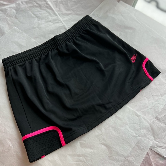 NIKE tennis skirt sz M 13” length EUC black hot pink mesh vents soft lining - Picture 2 of 11